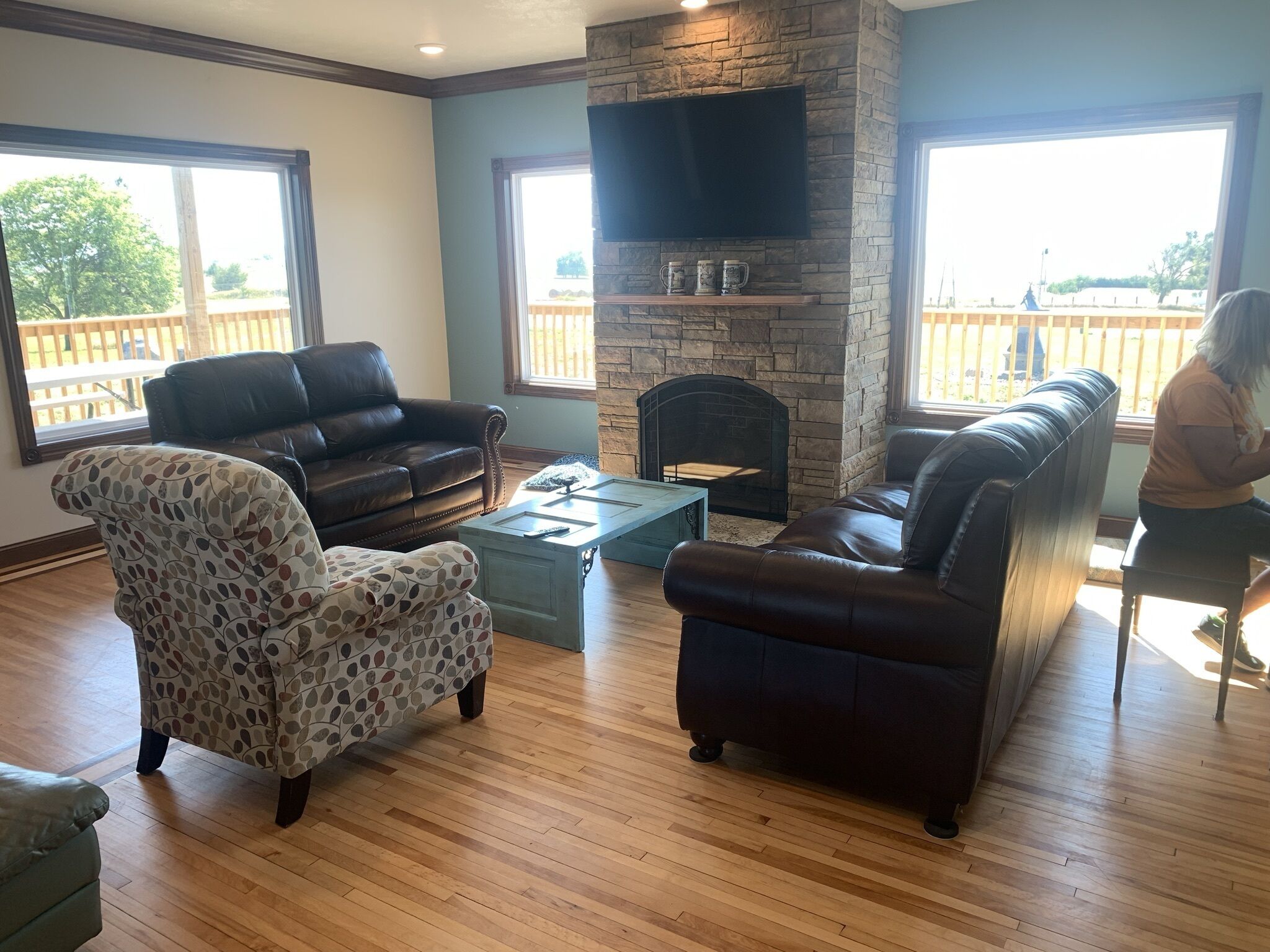 Smart TV, fireplace, table tennis