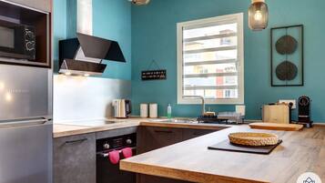 Kylskåp, mikrovågsugn, ugn och spishäll