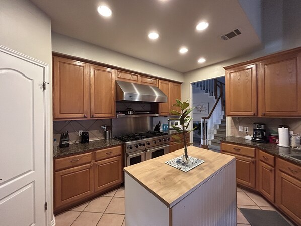 Kylskåp, mikrovågsugn, ugn och spishäll