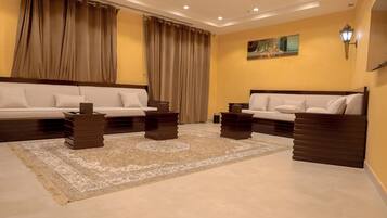 Familien-Studiosuite | Zimmersafe, laptopgeeigneter Arbeitsplatz, Verdunkelungsvorhänge