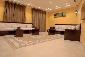Family Studio Suite | In-room safe, laptop workspace, blackout curtains, free WiFi - Hatta Guest House (Hatta)