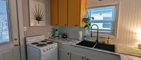 ثلاجة، ميكروويف، فرن، موقد طهي مسطح