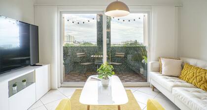 Trendy Apt King Bed Adjustable Free Parking Pet Friendly Balcony