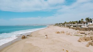 Una spiaggia nelle vicinanze, lettini da mare, teli da spiaggia