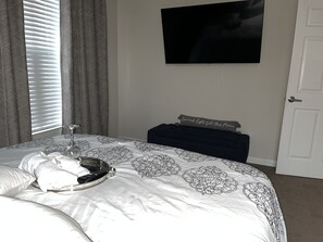 1 soverom, strykejern/-brett, wi-fi (mot et tillegg) og sengetøy