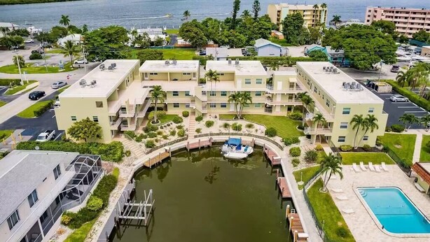 A coastal hotel with a central courtyard, a swimming pool, and a marina. - Margaritaville, Steps From The Snook Inn, Olde Marco (Marco Island)
