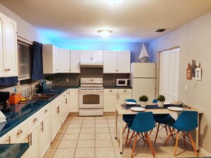 Family House, 3 Bedrooms | Private kitchen | Cookware/dishes/utensils - Palmetto Cottage (Palmetto)