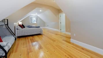5 bedrooms, in-room safe, desk, free WiFi