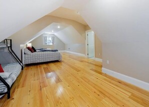 5 bedrooms, in-room safe, desk, free WiFi
