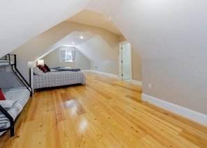 5 bedrooms, in-room safe, desk, free WiFi