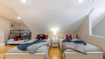 5 bedrooms, in-room safe, desk, free WiFi