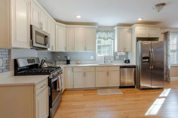 Kylskåp, mikrovågsugn, ugn och spishäll