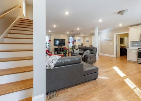 Smart TV. 284 - Cozy House with free huge parking