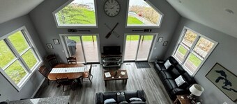 The Cheerful Lake House at Crane Cove