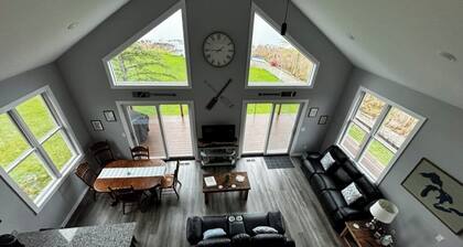 The Cheerful Lake House at Crane Cove