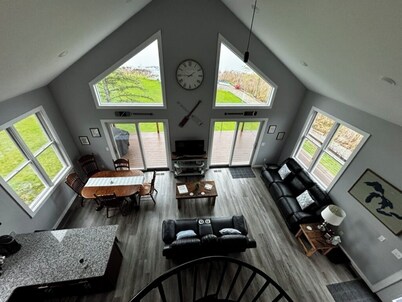 The Cheerful Lake House at Crane Cove