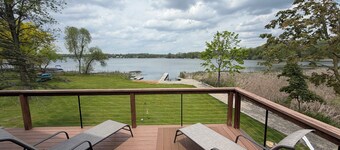 The Cheerful Lake House at Crane Cove
