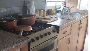 Keittiössä on liesi, uuni ja pesuallas.