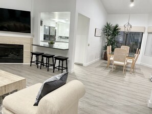 Televisión y chimenea 