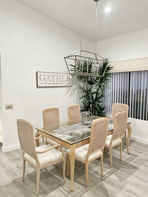 Dining - 3bd/3ba Luxury Remodeled PGA West Condo - Mountain Views! (La Quinta)