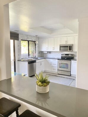 Frigorifero, microonde, lavastoviglie, macchina per tè/caffè