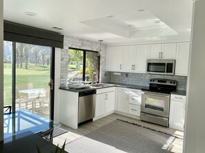 Refrigerador, microondas, lavavajillas y cafetera y tetera 