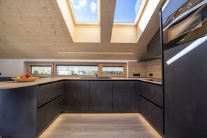 Kühlschrank, Ofen, Geschirrspüler, Wasserkocher mit Kaffee-/Teezubehör