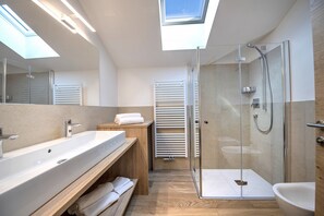Dusche, Bidet, Handtücher