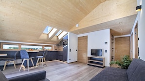 Un interno moderno con angolo ristoro, cucina e zona living.