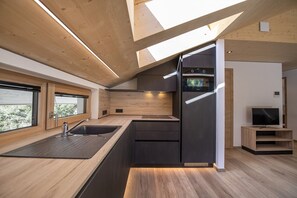Kühlschrank, Ofen, Geschirrspüler, Wasserkocher mit Kaffee-/Teezubehör