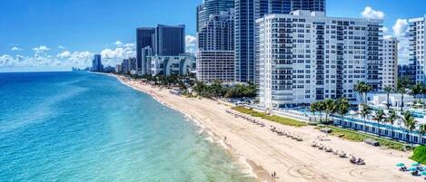Aan het strand, ligstoelen aan het strand, strandlakens