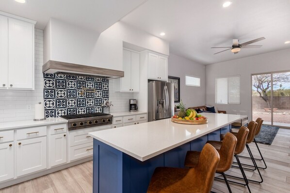 Fridge, microwave, stovetop, dishwasher