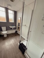 Habitación estándar con 2 camas individuales, baño privado | Baño