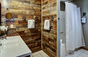 Duschwanne, Whirlpool, Haartrockner, Handtücher