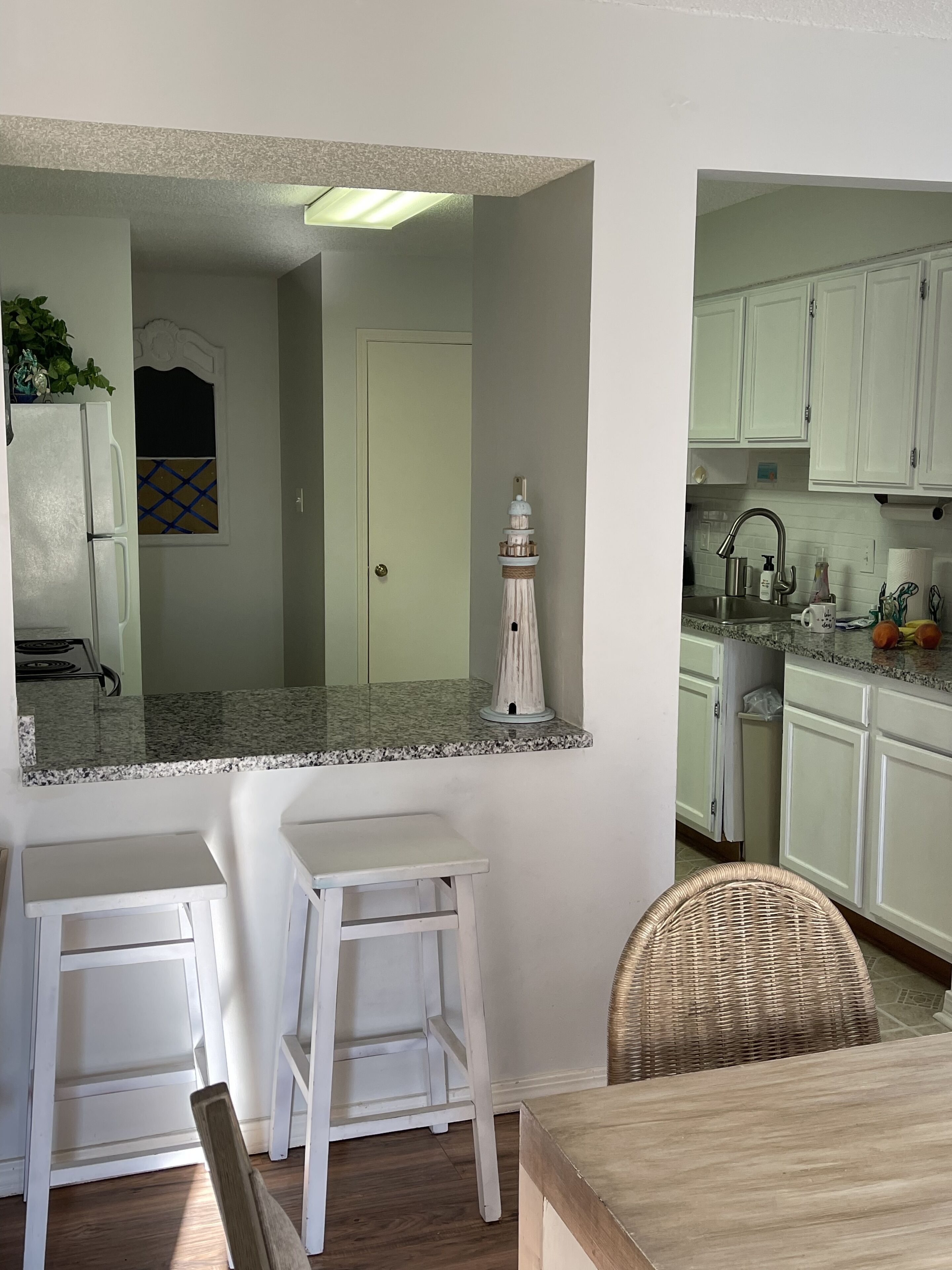 Réfrigérateur, micro-ondes, plaque de cuisson, lave-vaisselle