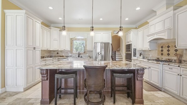 冰箱、微波炉、烤箱、炉灶