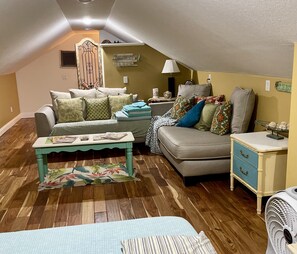 智能电视、壁炉、DVD 播放器、书