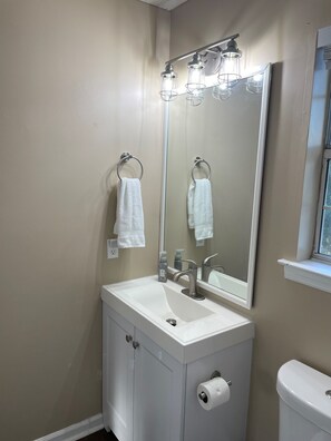 Duschwanne, Handtücher, Seife, Toilettenpapier