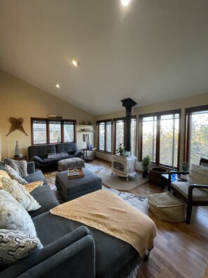 Smart-tv, eldstad och en stereo