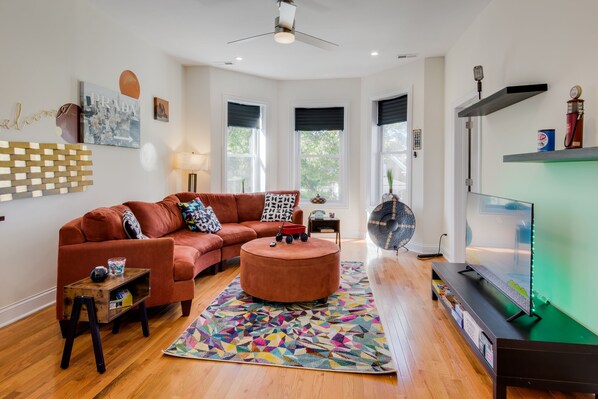 Smart TV, video games - Modern "Blast From The Past" A Real Retreat 3Bedroom Unit (Chicago)