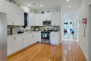 Fridge, microwave, oven, stovetop - Modern "Blast From The Past" A Real Retreat 3Bedroom Unit (Chicago)