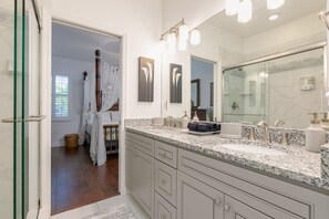 Badkar/dusch, hårtork, handdukar och tvål