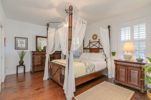 3 bedrooms, desk, iron/ironing board, free WiFi - "La Belle Maison" ♥ of Downtown/Yard/Parking+ Garage/Self Check-in (Melbourne)