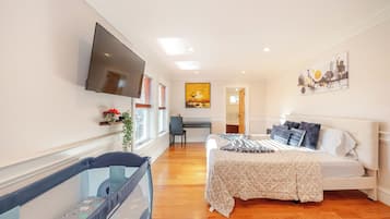 3 bedrooms, in-room safe, desk, travel crib