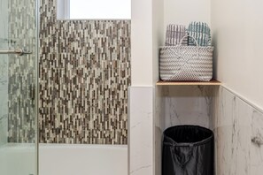 Dusche, Haartrockner, Handtücher, Seife