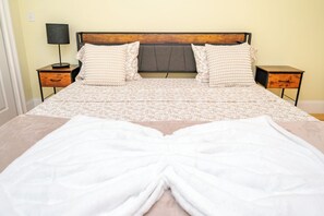 3 bedrooms, in-room safe, desk, free WiFi