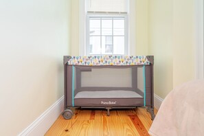3 bedrooms, in-room safe, desk, free WiFi