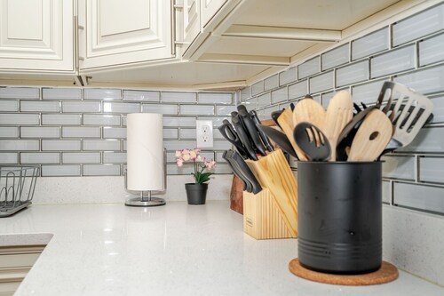 HOLIDAY GETAWAY SPECIAL -EARLY BIRD 10%
39 - Modern 3BR Quincy near Adams