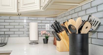 HOLIDAY GETAWAY SPECIAL -EARLY BIRD 10%
39 - Modern 3BR Quincy near Adams