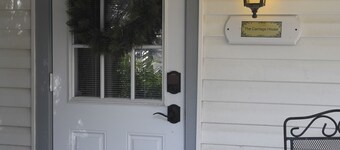 Newly Remodeled 1 Bedroom, 1 Bath Suite with Grill Close to the Villages